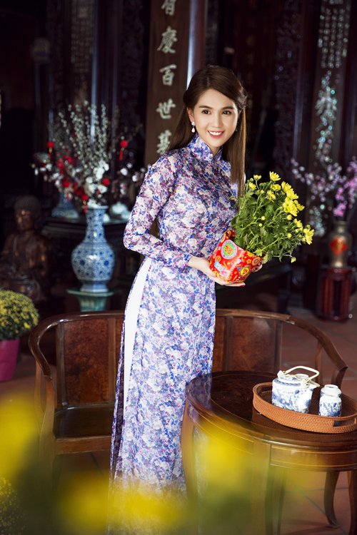 Ngọc Trinh duyên dáng với áo dài hoa, thực hiện bộ ảnh kỷ niệm Tết Bính Thân 2016.