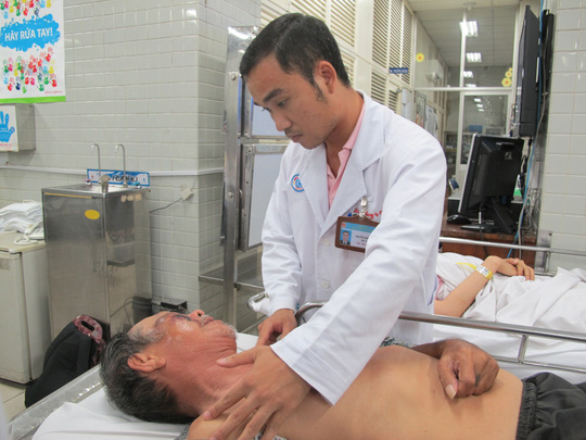 Băng thanh ni&ecirc;n d&ugrave;ng tu&yacute;p sắt đ&aacute;nh v&agrave;o vai v&agrave; mặt &ocirc;ng Đại