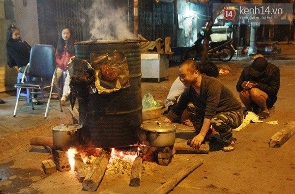 
Những năm gần đ&acirc;y, nhiều gia đ&igrave;nh H&agrave; Nội đ&atilde; lại g&oacute;i b&aacute;nh chưng tết
