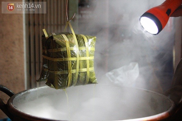 
Những cặp b&aacute;nh chưng n&oacute;ng tỏa hương khắp phố
