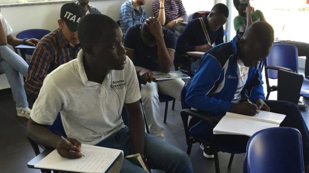 
Một lớp dạy tiếng Italy cho người tị nạn ở thành phố Gioiosa Ionica. Ảnh: BBC.
