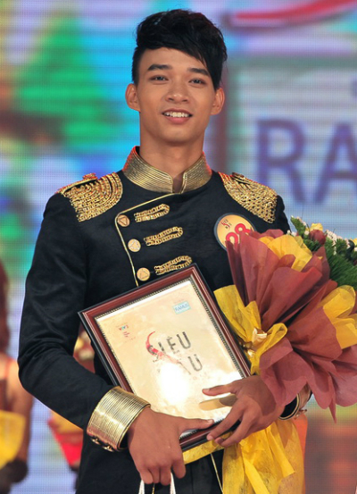 Vũ Mạnh Hiệp trong khoảnh khắc đăng quang giải vàng Siêu mẫu Việt Nam năm 2011.