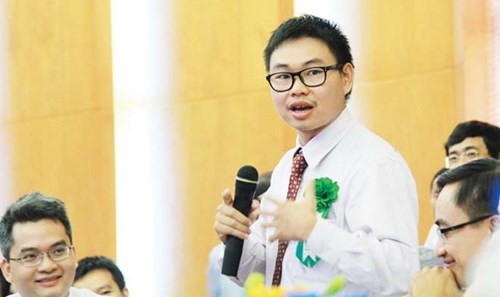 TS Nguyễn Bá Hải thuyết phục Thủ tướng đầu tư một triệu đô cho dự án kính “Mắt thần” tại cuộc gặp giữa Thủ tướng và các nhà khoa học trẻ.