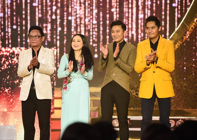 
Tối 1/8, chung kết Tình Bolero với sự tham gia của 4 diễn viên Tấn Hoàng, Phi Nga, Minh Luân và Quý Bình. Trong đêm chung kết, 4 thí sinh phải thể hiện 2 phần thi đơn ca và song ca.
