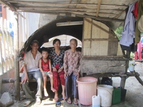 Gia đ&igrave;nh anh Vui b&ecirc;n &ldquo;mui đ&ograve;&rdquo; chưa đầy 10m2.