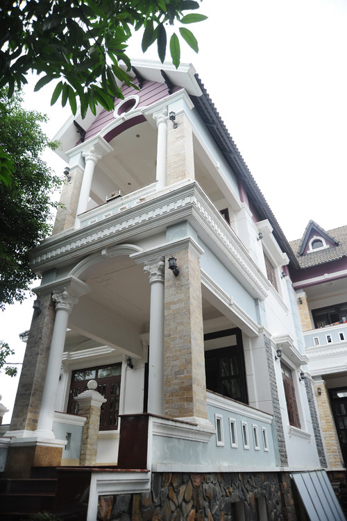 
Căn nhà của Minh Béo bề thế với hai tầng lầu

