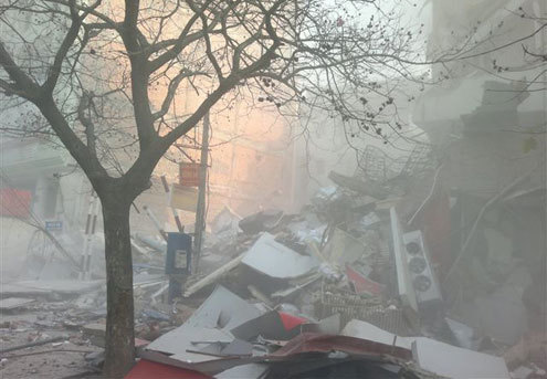 Khoảng 16h ngày 31/3/2011, một ngôi nhà 5 tầng đầu ngõ 49 phố Huỳnh Thúc Kháng - Hà Nội đã đổ sập. Siêu thị máy tính ở phía đối diện cũng bị hư hỏng, thiệt hại nặng