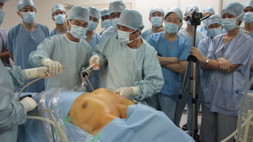 
PGS Lương thực hành phẫu thuật nội soi tuyến giáp hướng dẫn học viên nước ngoài.

