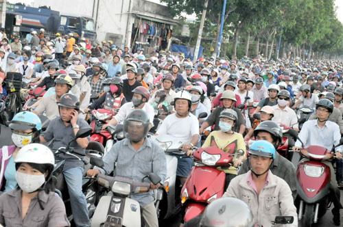 Chính sách mới tháng 6/2016: Bỏ thu phí đường bộ đối với xe máy. Ảnh báo Thanh Niên