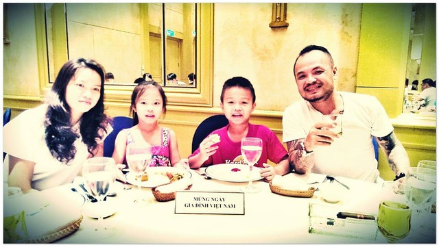 Bức ảnh chụp cảnh cả gia đình đón mừng Ngày Gia đình Việt Nam tại một khách sạn ở Hà Nội năm 2013. Ảnh: Dân trí