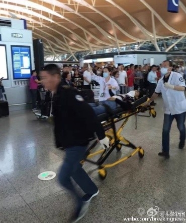 Người bị thương trong vụ nổ được đưa đến bệnh viện. Ảnh: Weibo