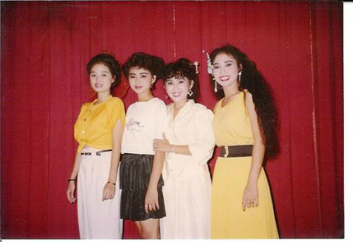 
Lê Giang (thứ hai từ trái sang) năm 18 tuổi khi đoạt huy chương vàng Hội diễn sân khấu cải lương

