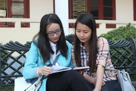 Cố gắng học tập, hoàn thành mục tiêu đề ra là phương châm suốt 4 năm đại học của Vân Anh (ảnh trái).