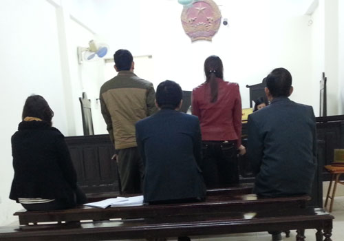 Vợ chồng anh Tuấn trong phiên xử phúc thẩm.