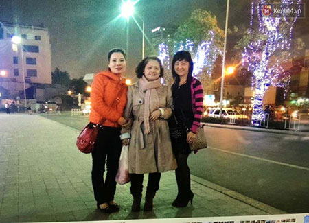  Bà Hạnh chụp cùng hai con gái, chị Trang (đứng phía bên trái).