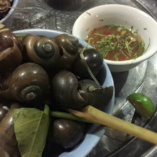 So với mặt bằng chung, ốc Đinh Liệt kh&aacute; đắt nhưng lại đ&ocirc;ng kh&aacute;ch v&igrave; rất ngon v&agrave; nước chấm đặc biệt. Ảnh:&nbsp;Pham Duc Huy