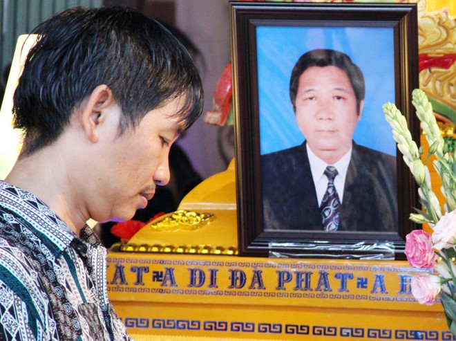 Thầy gi&aacute;o Trần Quang Ti&ecirc;n, Tổ trưởng Vật l&yacute; trường THPT C&agrave; Mau được bạn b&egrave;, đồng nghiệp qu&yacute; mến. Ảnh: Việt Tường.