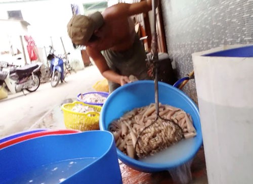
Chế biến bì heo tại một cơ sở nằm trong hẻm 385, đường Hậu Giang, quận 6, TP HCM
