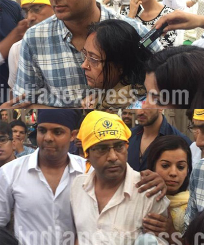 
Bố Pratyusha (người đeo khăn vàng, ảnh dưới) và mẹ nữ diễn viên (ảnh trên) trong buổi cầu nguyện cho con.
