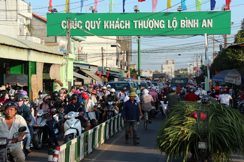 Dòng người và xe xếp hàng ở phà Cát Lái phía bờ huyện Nhơn Trạch (Đồng Nai) để trở lại TP HCM sau kỳ nghỉ lễ. Ảnh: Hữu Công