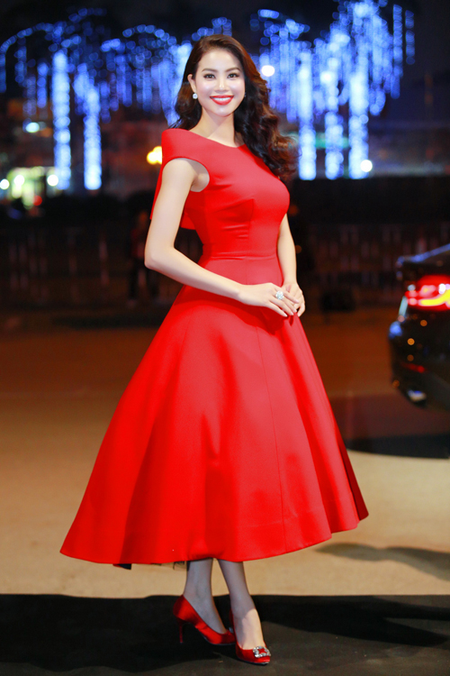 
Tối 30/3, Phạm Hương xuất hiện rực rỡ trên thảm đỏ. Hoa hậu Hoàn vũ Việt Nam 2015 diện váy đỏ style cổ điển của nhà thiết kế Lê Thanh Hòa. Cô mix giày và to son đỏ ton sur ton với trang phục.
