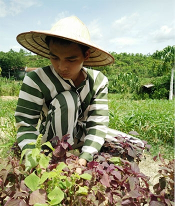 Phạm nhân Phạm Đình Duẩn đang lao động.