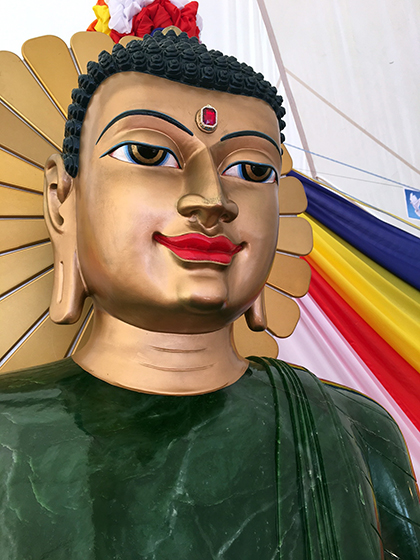 Phật Ngọc hòa bình thế giới được những nghệ nhân Thái Lan chế tác, phần tóc và mặt được một họa sĩ người Nepal vẽ.