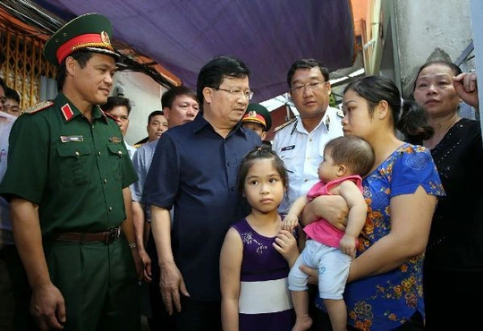 
Phó Thủ tướng Trịnh Đình Dũng thăm, động viên gia đình quân nhân Nguyễn Bá Thế - Ảnh: Xuân Tuyến
