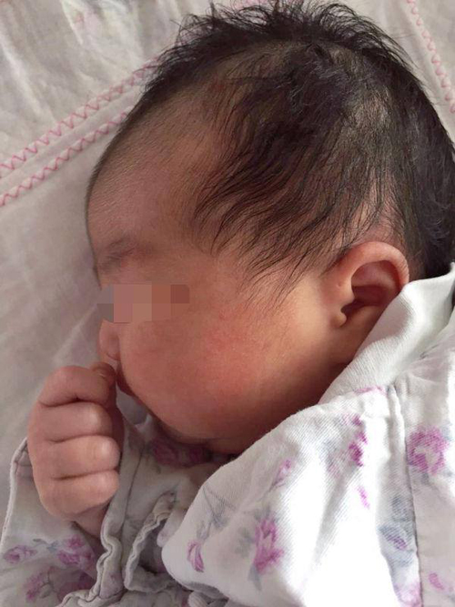 
Bé gái chào đời khỏe mạnh, nặng 3,4 kg. Ảnh: CCTV News.
