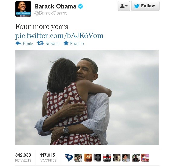 
Hình ảnh ông Obama ôm vợ sau khi đắc cử nhiệm kỳ hai nhanh chóng trở thành cơn sốt trên mạng xã hội. Ảnh: Twitter

