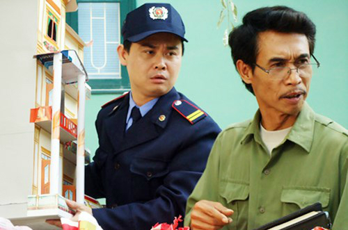 Phú Đôn (phải) trong phim C13 đón Tết.