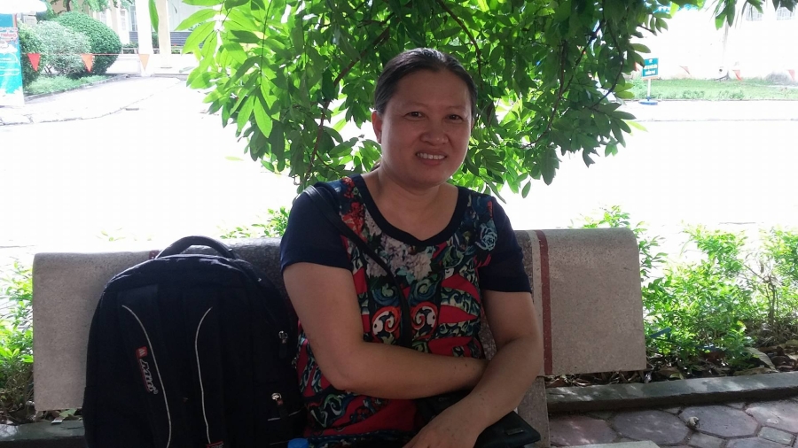 Dù nhà cách trường khoảng 7km, chị Nguyễn Thị Thêu vẫn quyết định thuê khách sạn cho con nghỉ ngơi, ôn thi