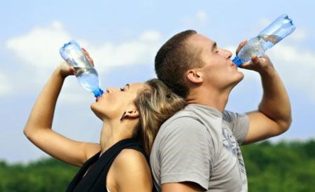 Uống đủ nước là cách đơn giản giúp cơ thể thải độc tố ra ngoài nhanh chóng. Ảnh: Latintimes.