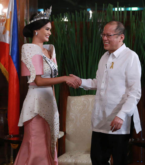 Pia Wurtzbach được Tổng thống Benigno Aquino III chào đón nồng nhiệt tại cung điện Malacanan ở Manila sáng 26/1.