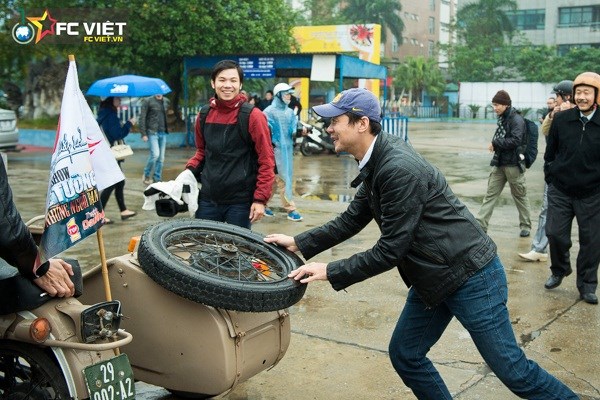 MC Anh Tuấn là thành viên tích cực của CLB mô tô Triumph. Anh cùng các thành viên đã bất chấp mưa lạnh để diễu hành mừng liveshow của ca sĩ Trần Lập.