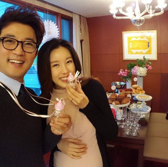 Ahn Jae Wook và bà xã đang mang bầu