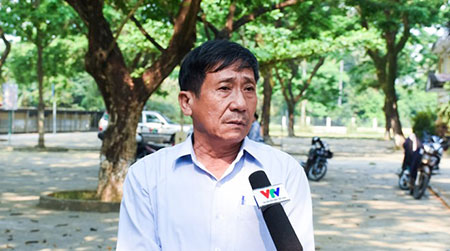 Thầy Bùi Phước - Hiệu trưởng trường THCS Nghĩa Hà, kể lại giây phút đón nhận hung tin với báo chí. Ảnh: Đoàn Nguyên.