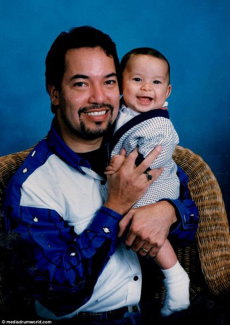 
Tiamat khi vẫn còn là một người đàn ông trong hình ảnh của Richard Hernandez, chụp ảnh cùng con trai của mình Marcos Hernandez vào tháng 4/1997,
