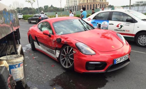 Ôtô Porsche biển số nước ngoài sau cú đâm trực diện xe bồn. Ảnh: K.H