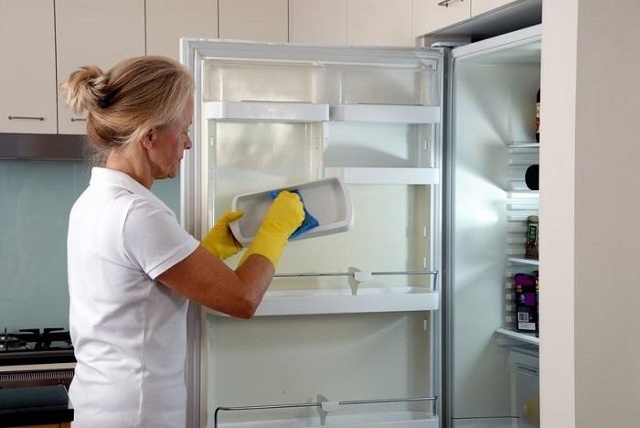 Vệ sinh tủ lạnh sẽ giúp bạn tiết kiệm điện hơn. Ảnh: Internet.