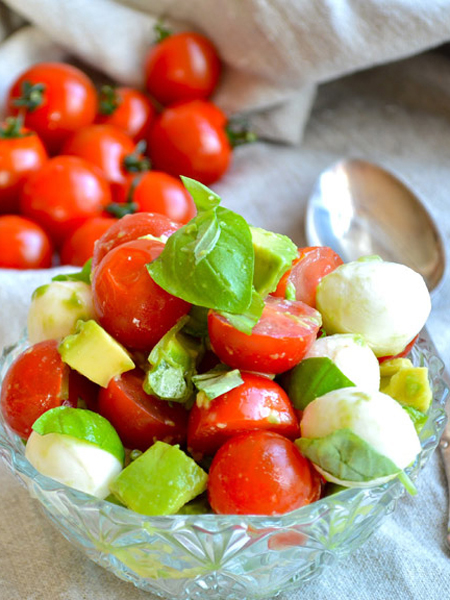 Salad cà chua giàu vitamin lại có tác dụng chống lại tổn thương do tia UV gây ra cho làn da.