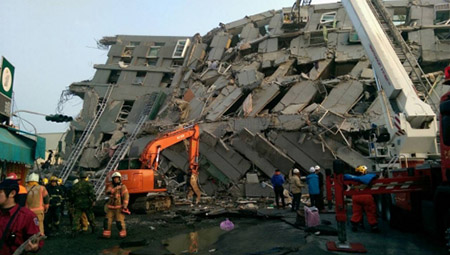 Hiện trường chung cư sập. Ảnh: Xinhua