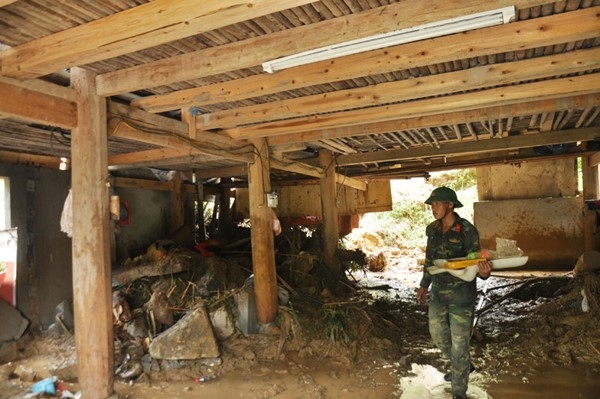 Ngôi nhà của anh Hồ Văn Quy và chị Đinh Thị Tới, thôn Luổng Giang, Cốc San (Bát Xát) bị ta luy ập từ phía sau. 