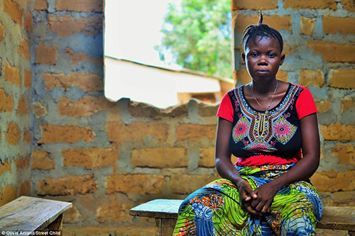 
Aminata bất đắc dĩ phải trở thành gái bán dâm để có tiền đi học.
