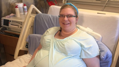 
Bà mẹ mang thai bốn, Bethani, đang ở trong bệnh viện dưỡng thai.
