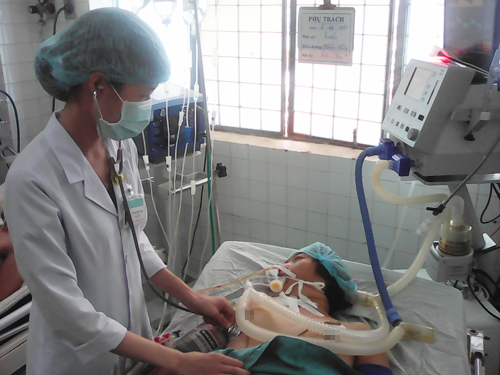 Cô Hạnh đang được cấp cứu tại Bệnh viện. Ảnh: Sơn Nguyễn.