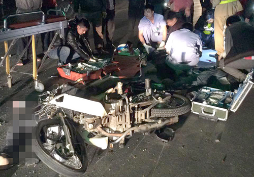 Xe máy của 3 nam thanh niên bị hư hỏng nặng và đè nên một người. Ảnh: Bệnh viện Hùng Vương