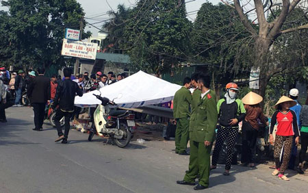 Thi thể hai nạn nhân nằm sát lan can đường.