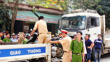 Cơ quan công an đang điều tra vụ việc tại hiện trường - Ảnh: Trần Mai