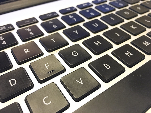 
Trên bàn phím máy tính, phím F và J có điểm khác biệt so với các phím khác.

